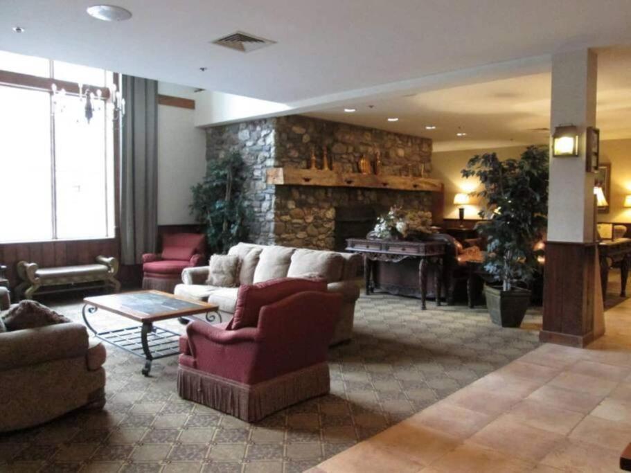Unique Yeti-Theme Ski On Off Suite Jiminy-Sleeps 4 Hancock Ngoại thất bức ảnh